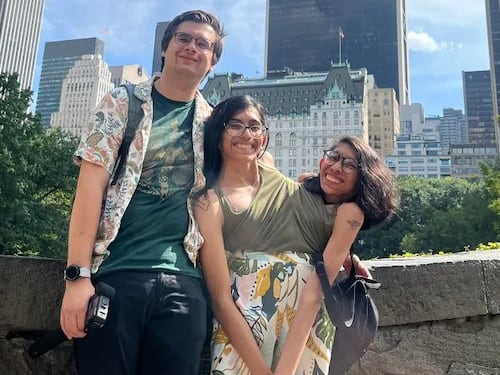 Siamesa explica qué hace cuando su hermana casada tiene intimidad