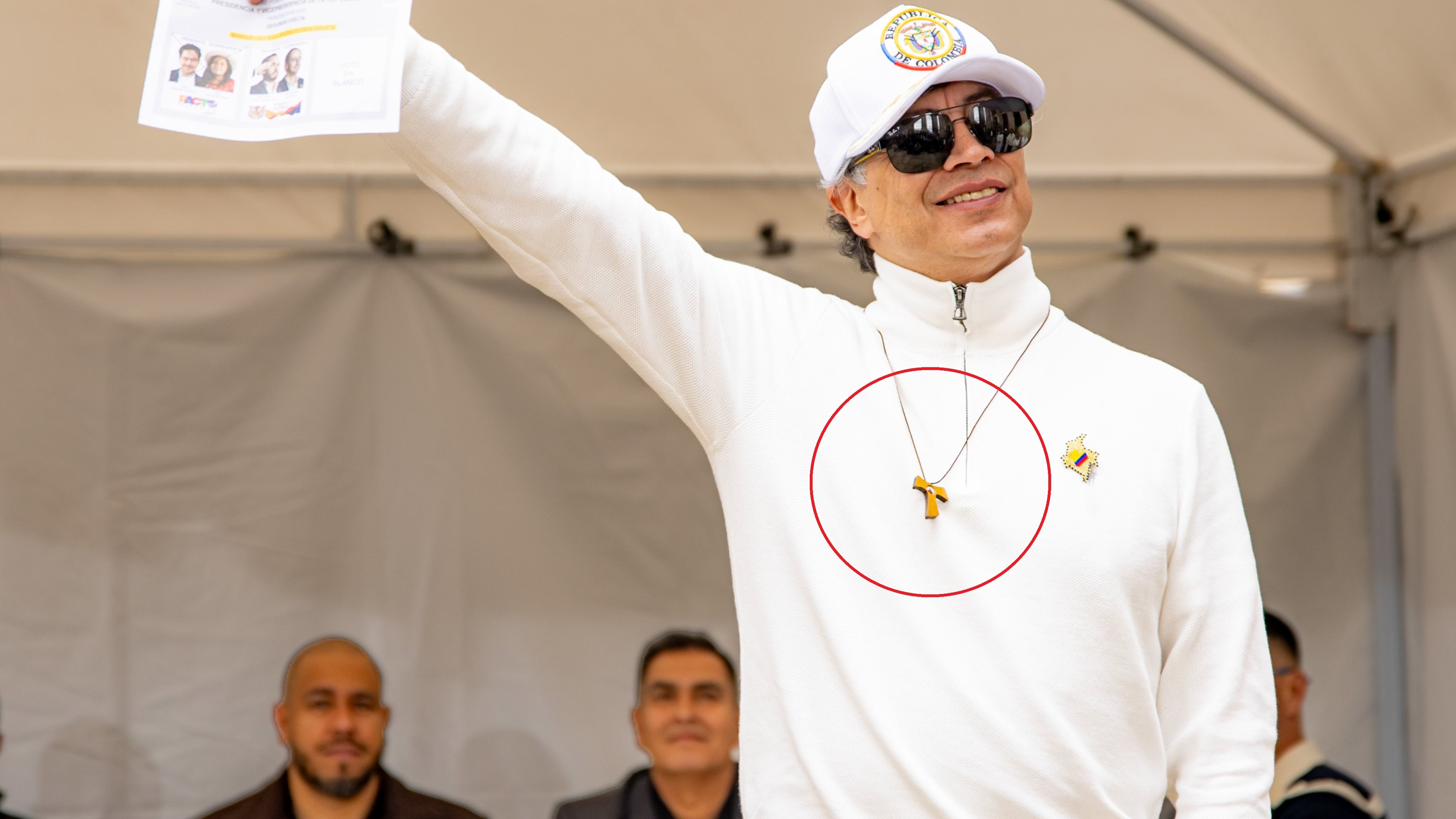 Foto Gustavo Petro aclara el significado del símbolo que llevó al votar y responde a rumores de santería.