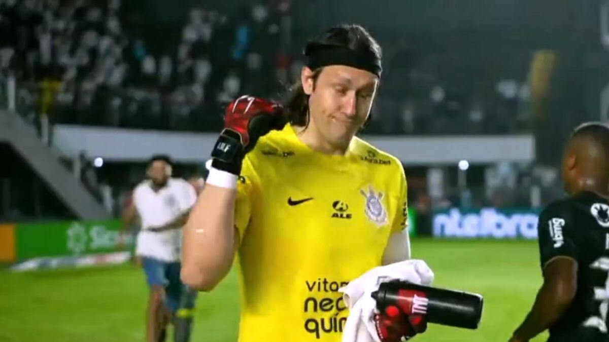 Enfurecido aficionado invadió el campo y atacó a Cassio por la espalda