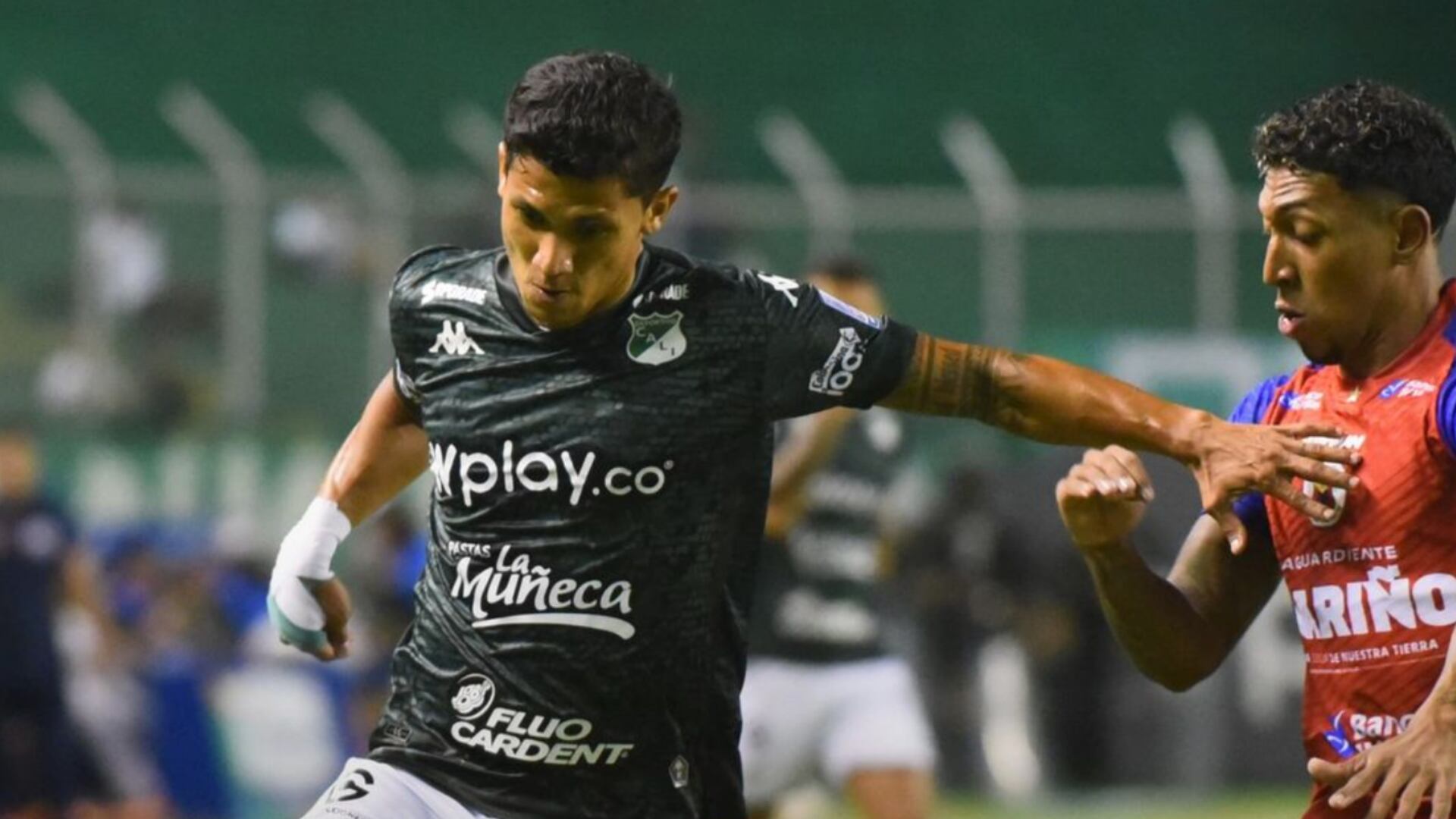 Hinchas del Cali invadieron la cancha y no dejaron terminar el partido contra el Deportivo Pasto.