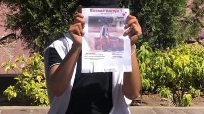 Pega afiches en la calle en busca de pareja