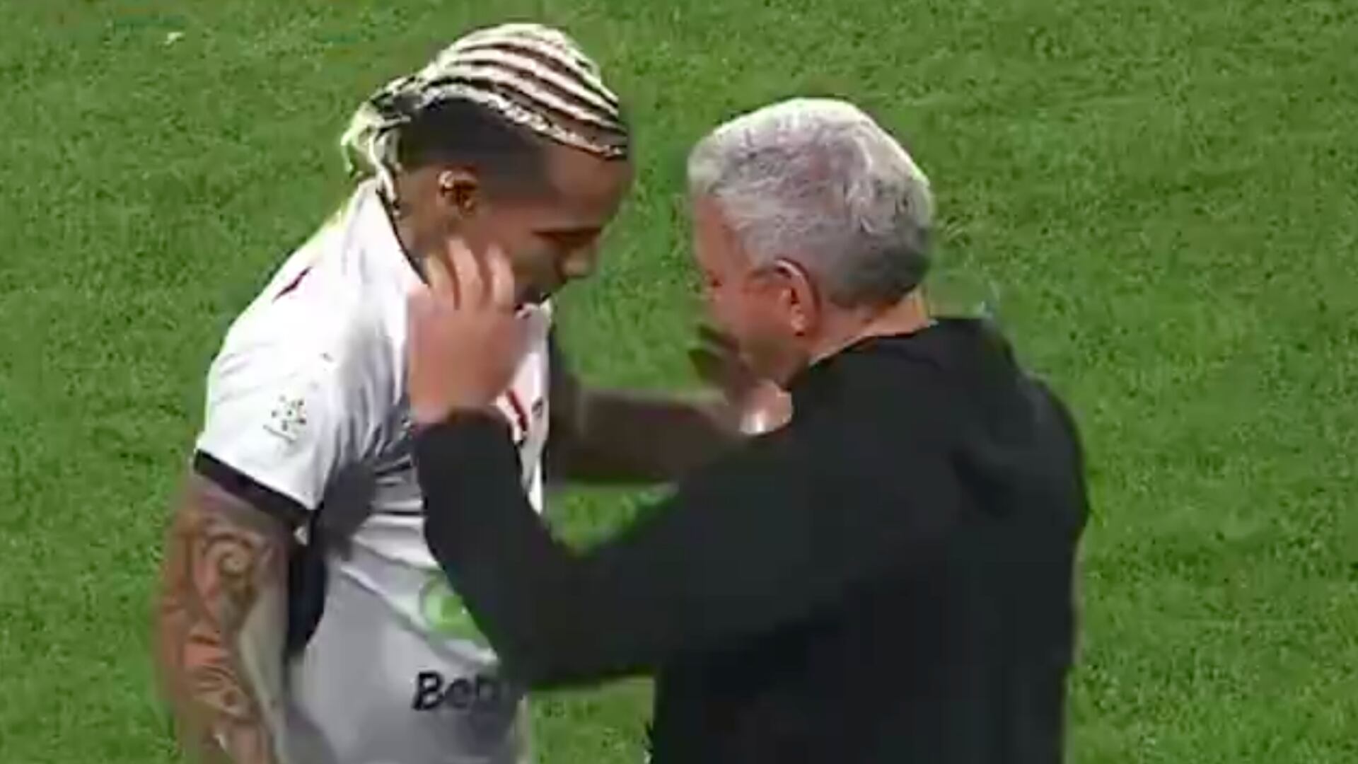 Baile de Dayro y Arriero Herrera en pleno Once Caldas vs Pereira fue lo mejor del clásico