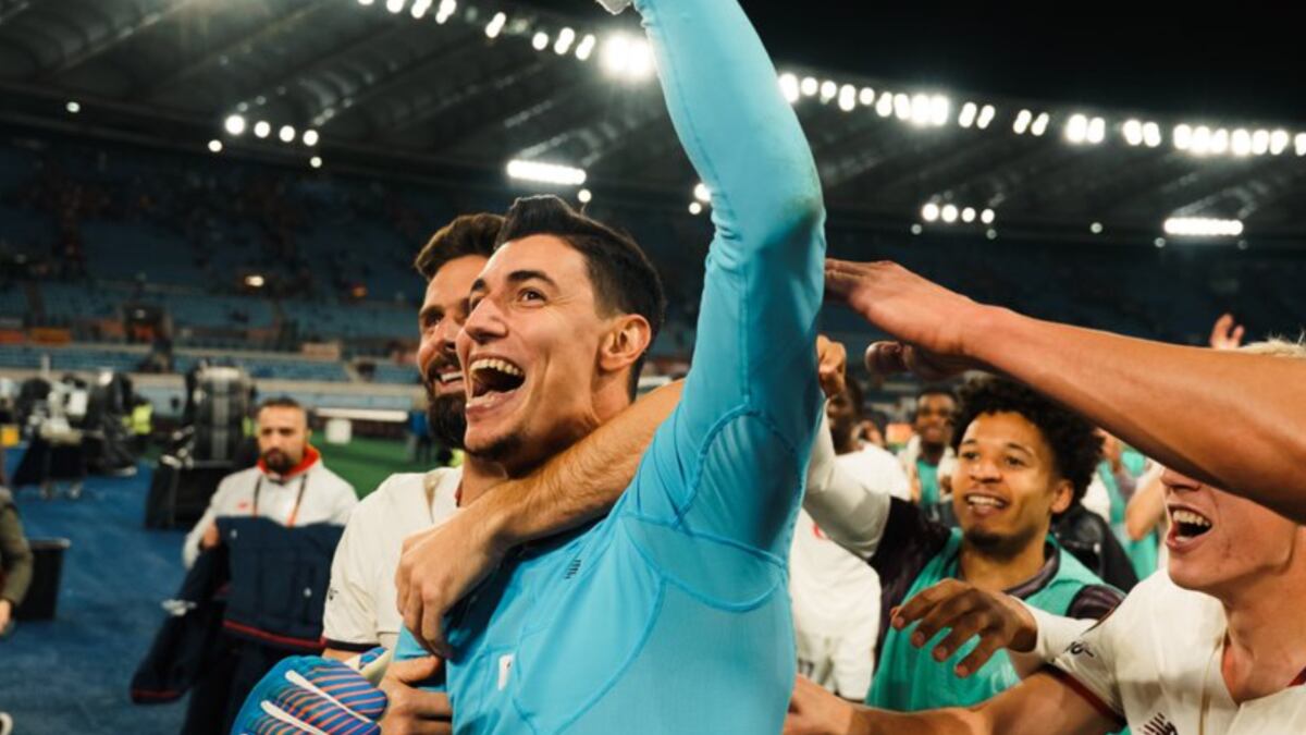 Portero de Lille atajó tres veces el mismo penal a dos jugadores diferentes de la Roma