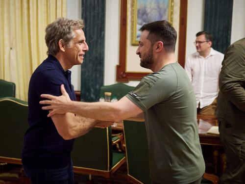 Ben Stiller viaja a Ucrania para crear consciencia acerca de la guerra y llama a Volodímir Zelenski su héroe