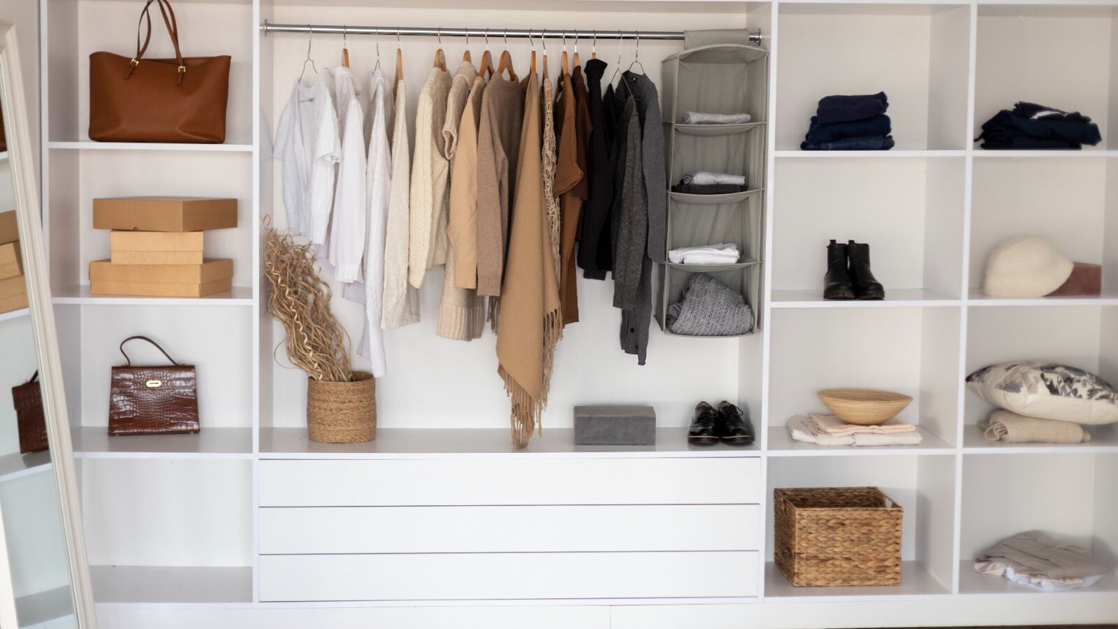 ¿Qué es el clóset cápsula? Menos prendas, más estilo y consciencia en la forma de vestir.