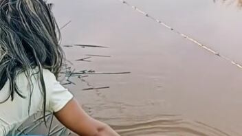 Al momento de llamarlo frente a la laguna en la que está el pez hizo una aparición intempestiva que dejó perplejos a los presentes.