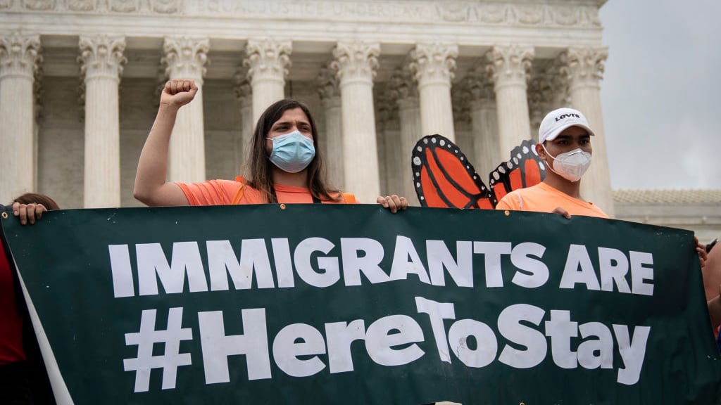 Migrantes se manifiestan en la Suprema Corte de Estados Unidos.