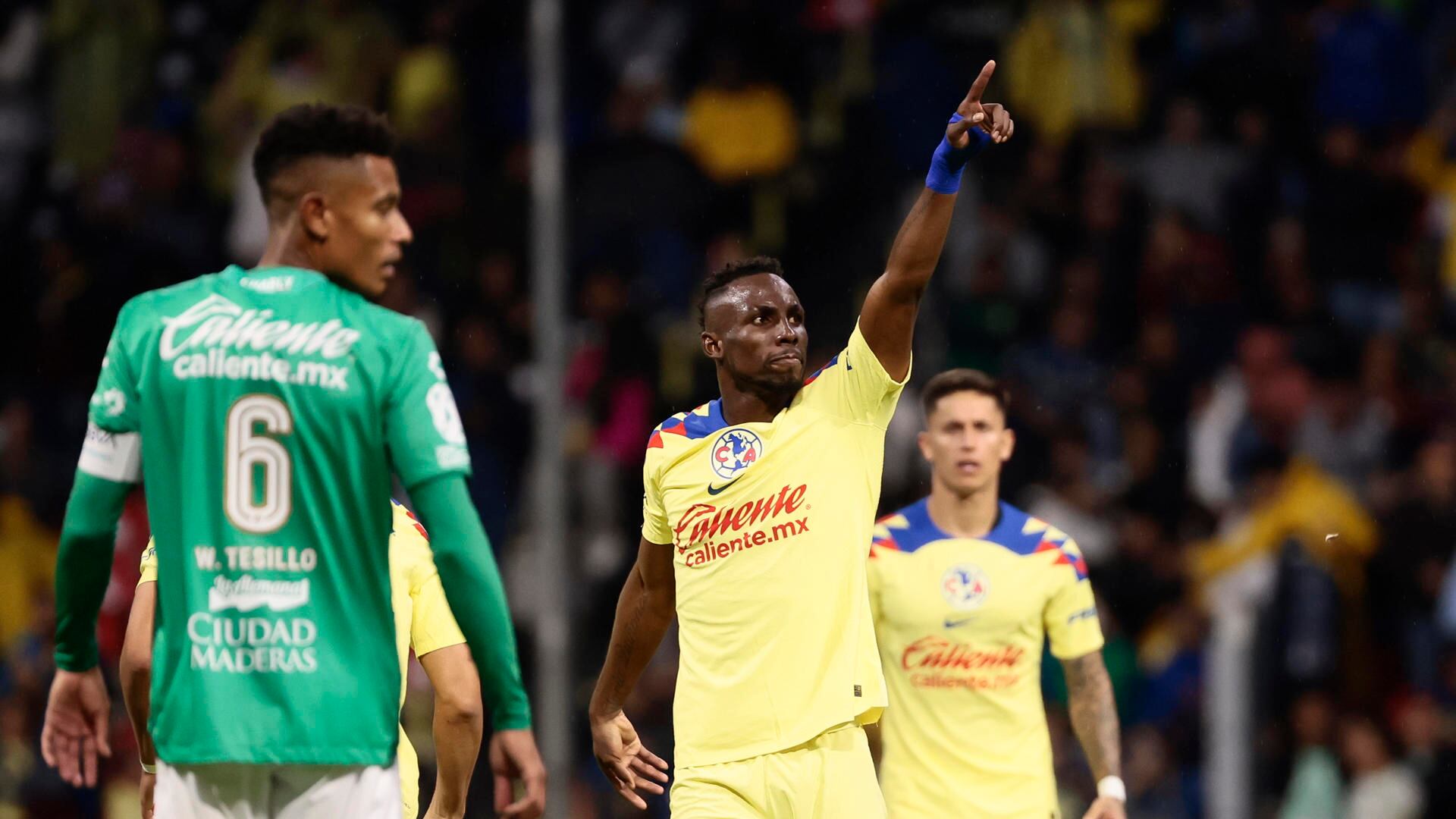 Julián Quiñones, al que le hicimos el feo, recibió gran detalle de la Selección de México