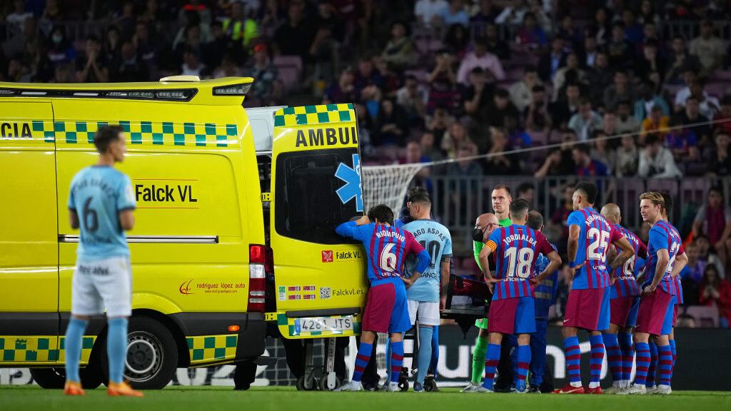 Conmoción en Barcelona por choque de Ronald Araujo que debió salir en ambulancia