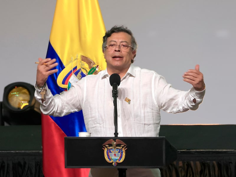 “Si es necesario que suba, subirá”: esta es la razón por la que Petro daría reversazo a rebajas en el precio de la gasolina