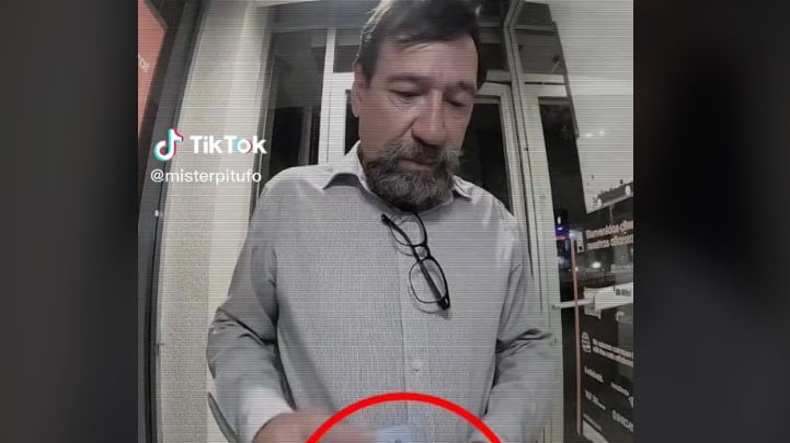 El hombre se libró de los ladrones en el cajero