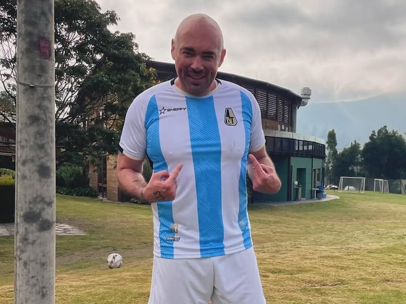 Santiago Cruz no ha podido encontrar una camiseta del Junior en Bogotá para ponerse y pagar su apuesta