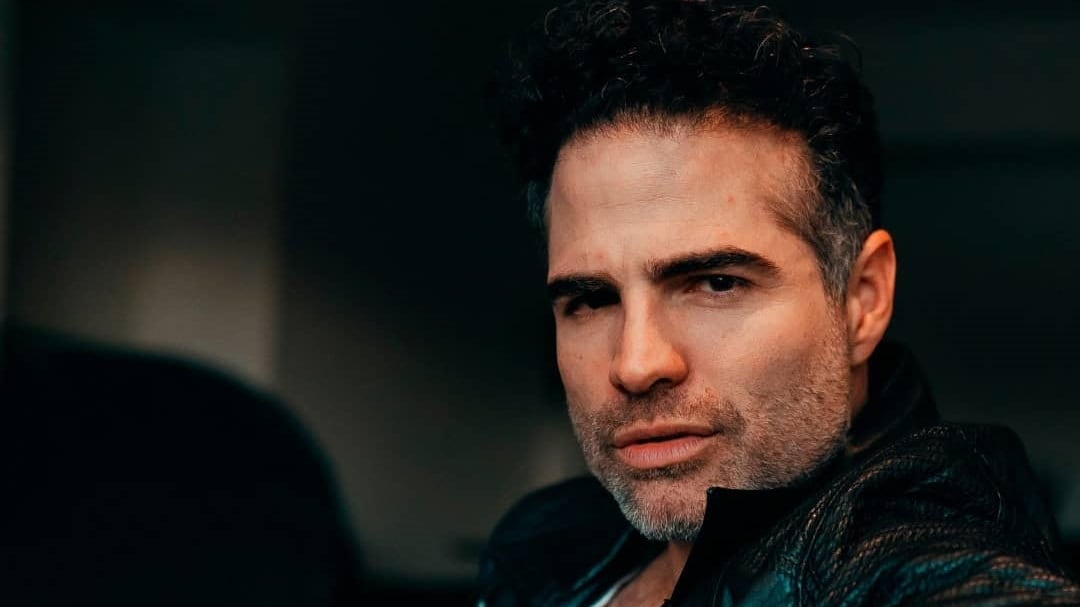 El actor Roberto Manrique se separó del activista Oliver Ranft tras ocho años de relación.