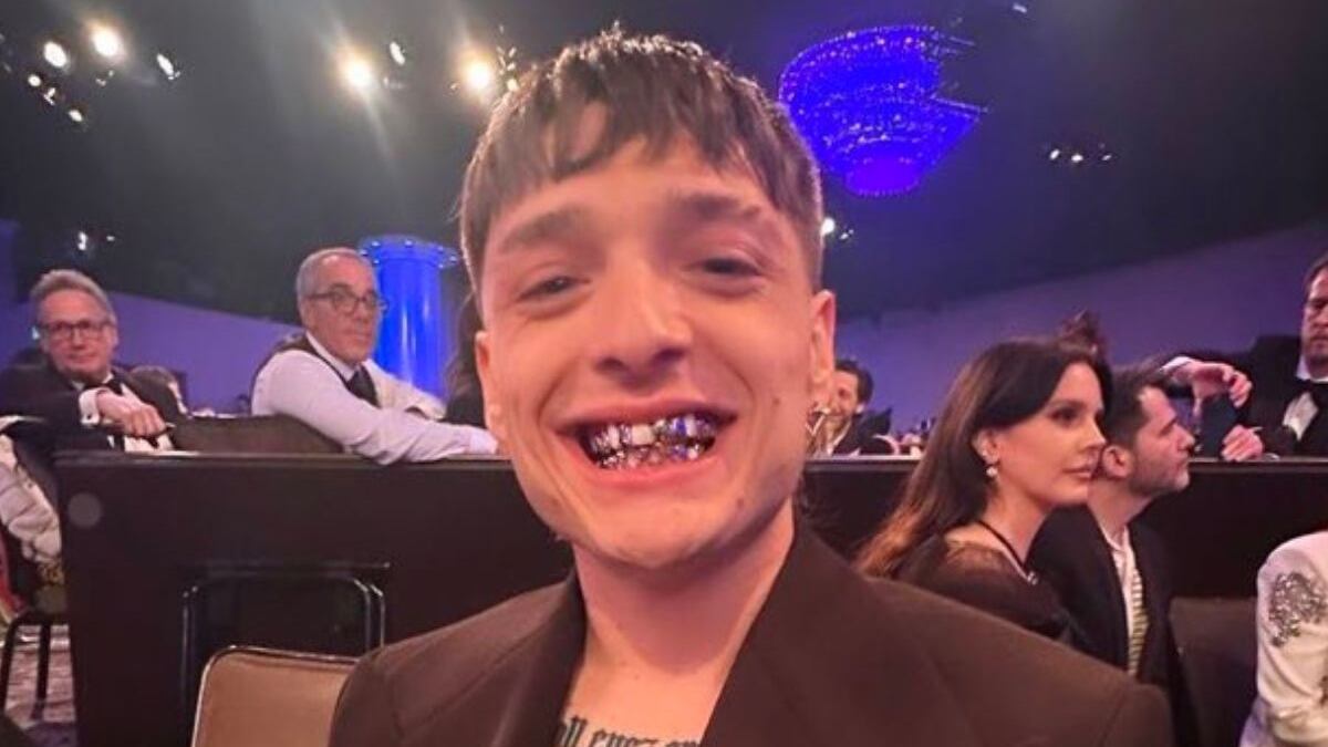 Peso Pluma quiso lucir diferente.