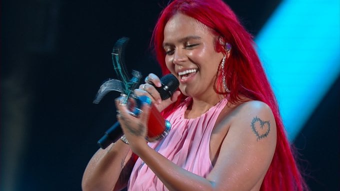 La cantante Karol G recibe dos Gaviotas en Viña del Mar.