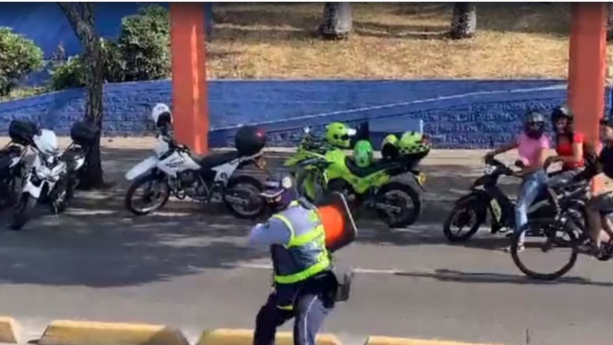 Un agente de tránsito será investigado por presunta agresión a motociclista en Cali.