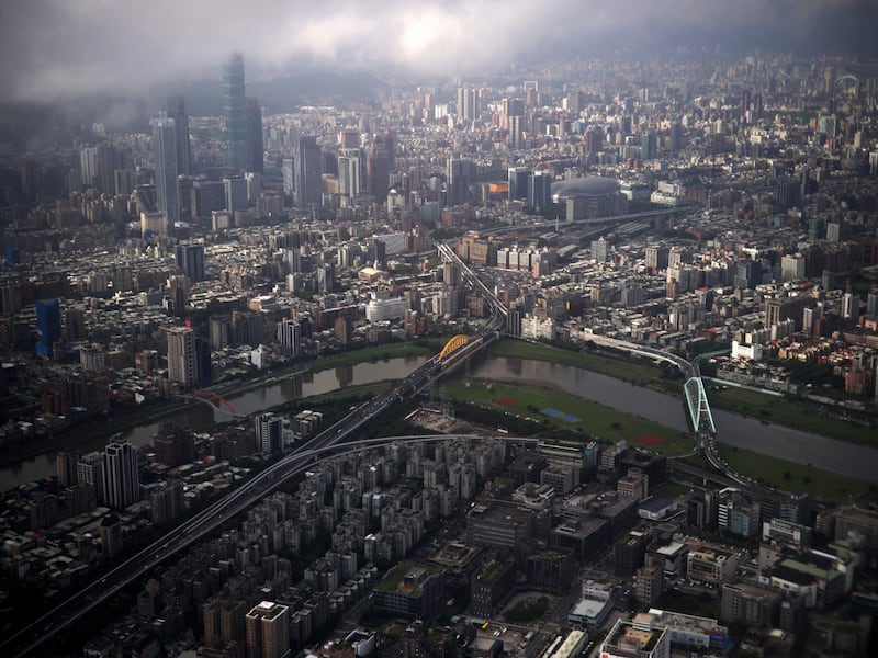 Tras terremoto en Taiwán, captan apocalípticas imágenes de edificios torcidos y derrumbes