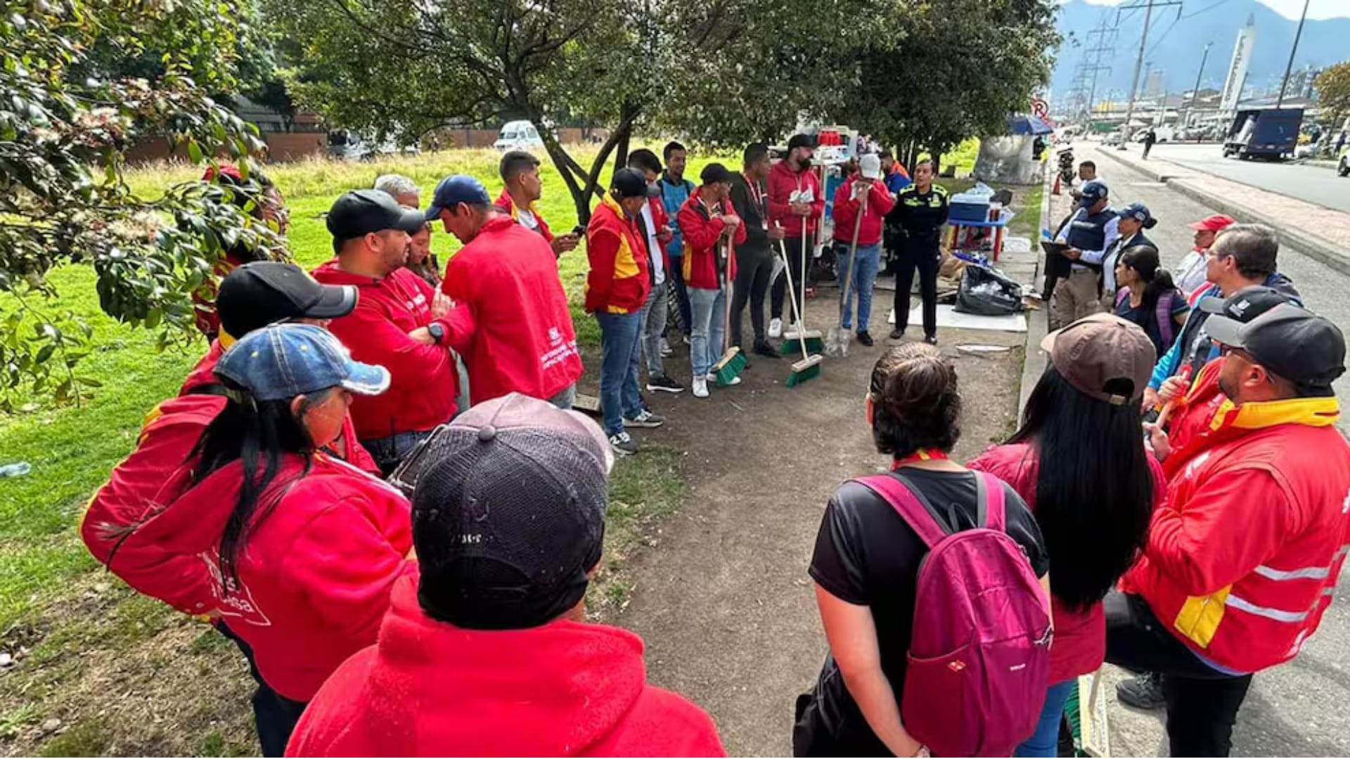 El balance de la “limpieza post-electoral” que señala a 65 candidatos por ‘ensuciar’ Bogotá con publicidad