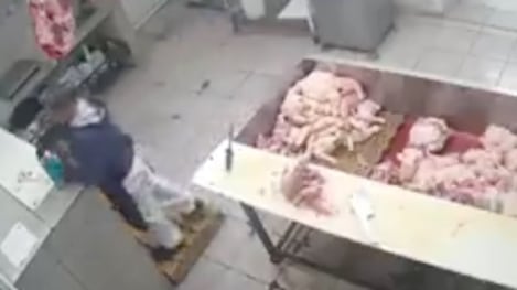 Captan a empleada intentando envenenar a su compañero con raticida en una carnicería Argentina tras una discusión - Fuente: Video de X