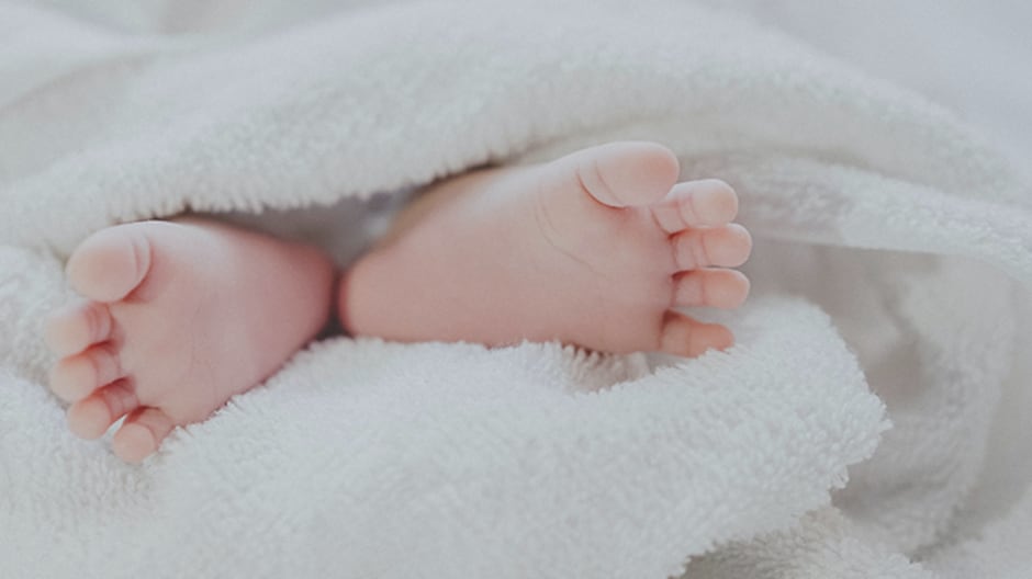 Localizan cuerpo de bebé con moretones y la madre da una “absurda” explicación