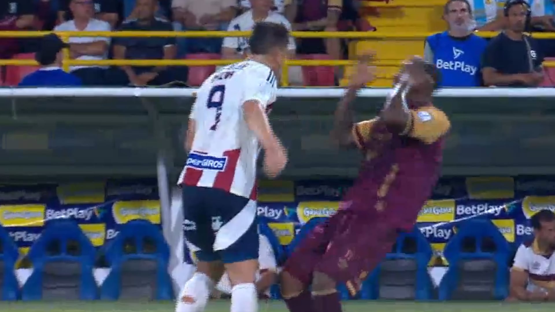 Guillermo Paiva de Junior fue expulsado por un cabezazo a rival del Tolima: como en Barranquilla