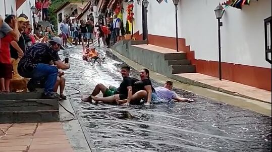 Habitantes en Santander convirtieron una calle en rodadero jabonoso