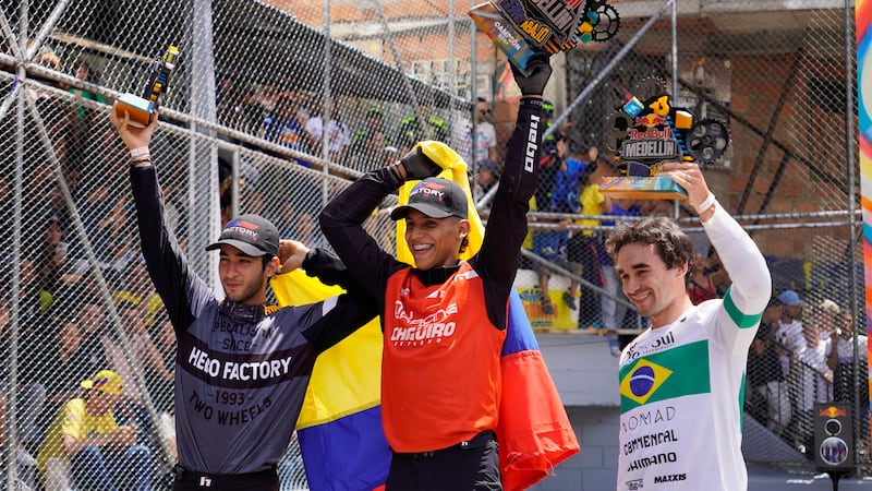 En fotos: El colombiano Juan Fernando Vélez gana el primer Medellín Cerro Abajo