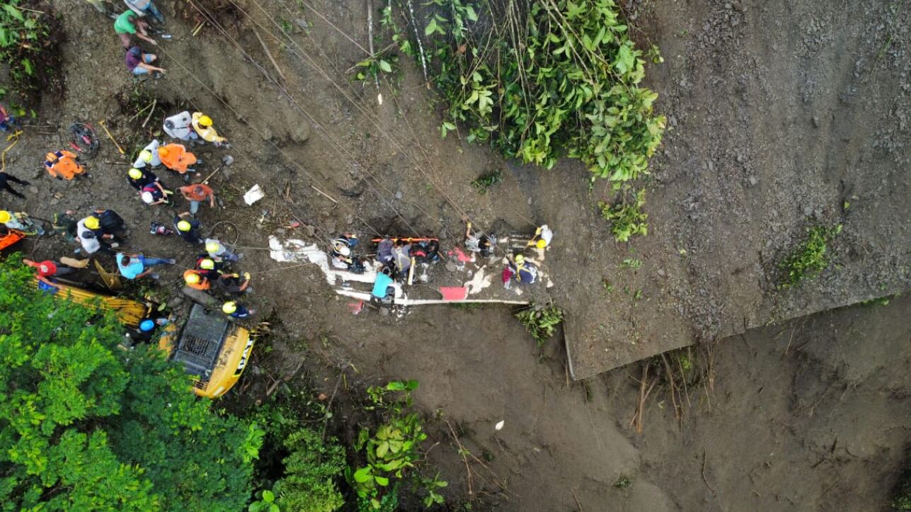 Un alud sepultó a un bus que viajaba con 25 personas.