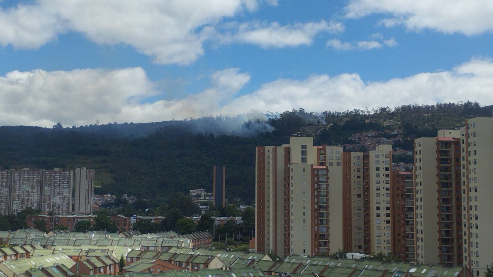 Reportan un grave incendio forestal en los cerros orientales de Bogotá