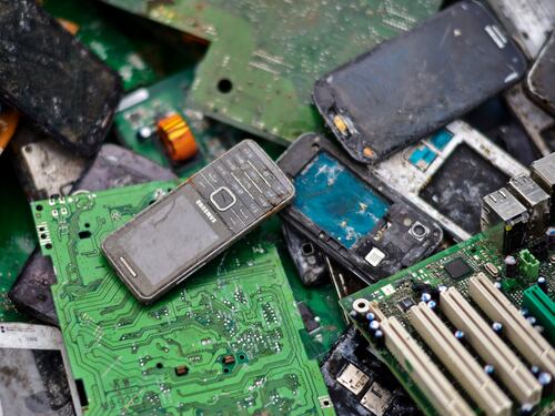 Científicos recuperan oro de basura eléctrica para transformar el CO2