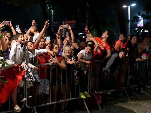 Banderazo de hinchas chilenos en hotel de la “Roja” derivó en incidentes con la policía carioca