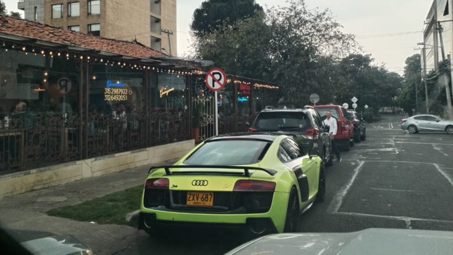 “Si tiene para un carro de 120 millones, tiene para el parqueadero”: concejal denuncia a millonarios mal parqueados