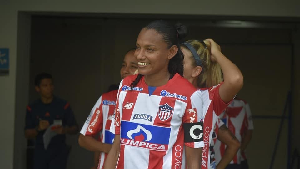 Kelis Peduzine: la entrenadora de fútbol que ayuda a cumplir los sueños de las niñas del Caribe.