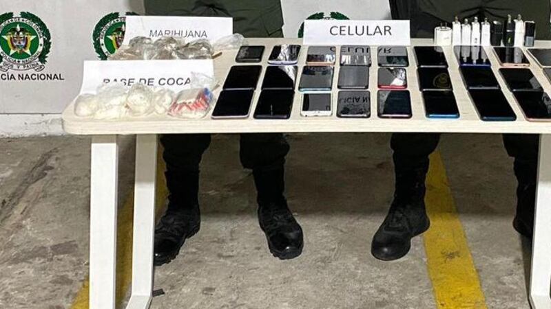 Más conectados que un call center: incautan docenas de celulares a reclusos en prisión