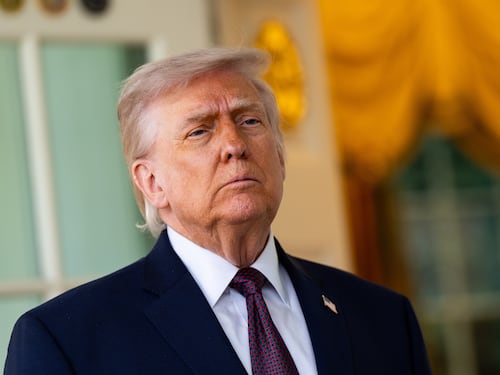 ¡Pánico en la Casa Blanca! Donald Trump evacuado de emergencia tras detonaciones
