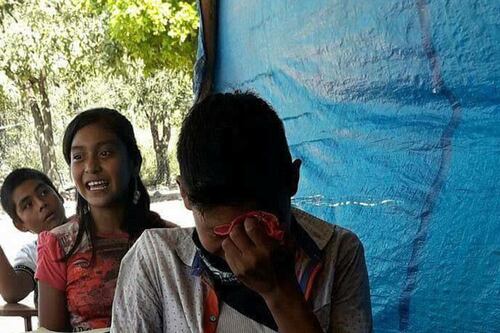 Niño rompe en llanto al recibir por primera vez un pastel de cumpleaños