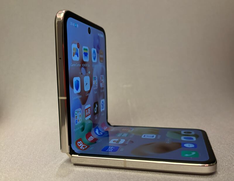 HONOR Magic V Flip es el primer plegable de tipo flip de la compañía. Después de tres generaciones de plegables fold,