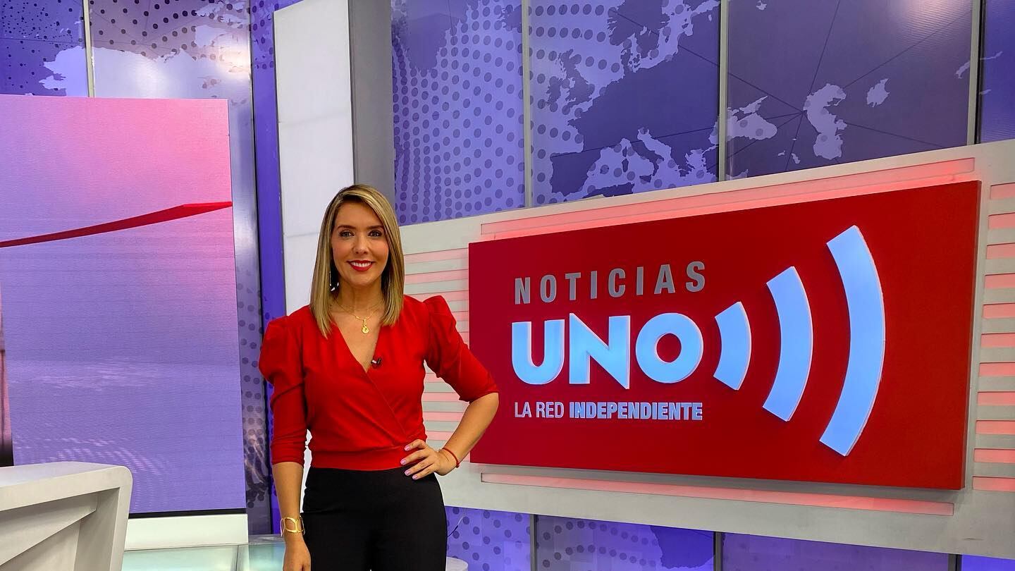 La fórmula más elegante y que servirá para cualquier ocasión es el dúo formado por el rojo y el negro tal como esta combinación de Mónica Rodríguez.