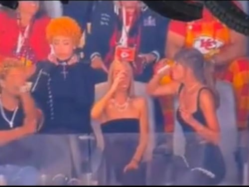 ¡Fondo, fondo, fondo!... Taylor Swift se acaba su bebida de un trago en tiempo récord