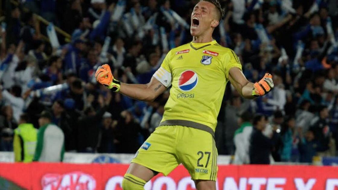 Nikolás Vikonis se disculpa por escupir contra los hinchas