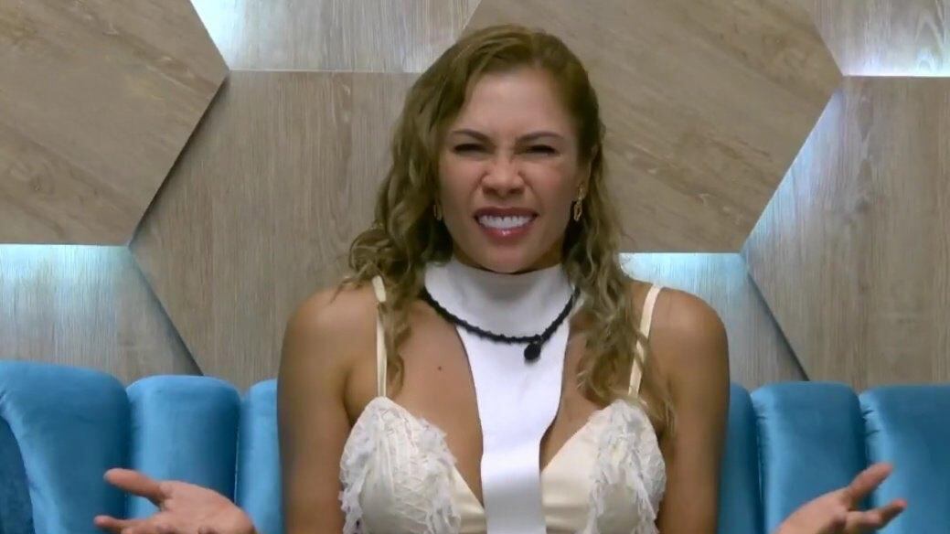 La actriz Martha Isabel Bolaños se quitó la blusa en un reto que le puso Carmelo de ‘Rigo’ y dejó a todos con la boca abierta.