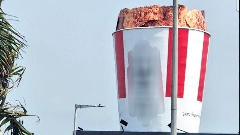 Alcaldía ordenó desmontar publicidad de KFC en Bocagrande.