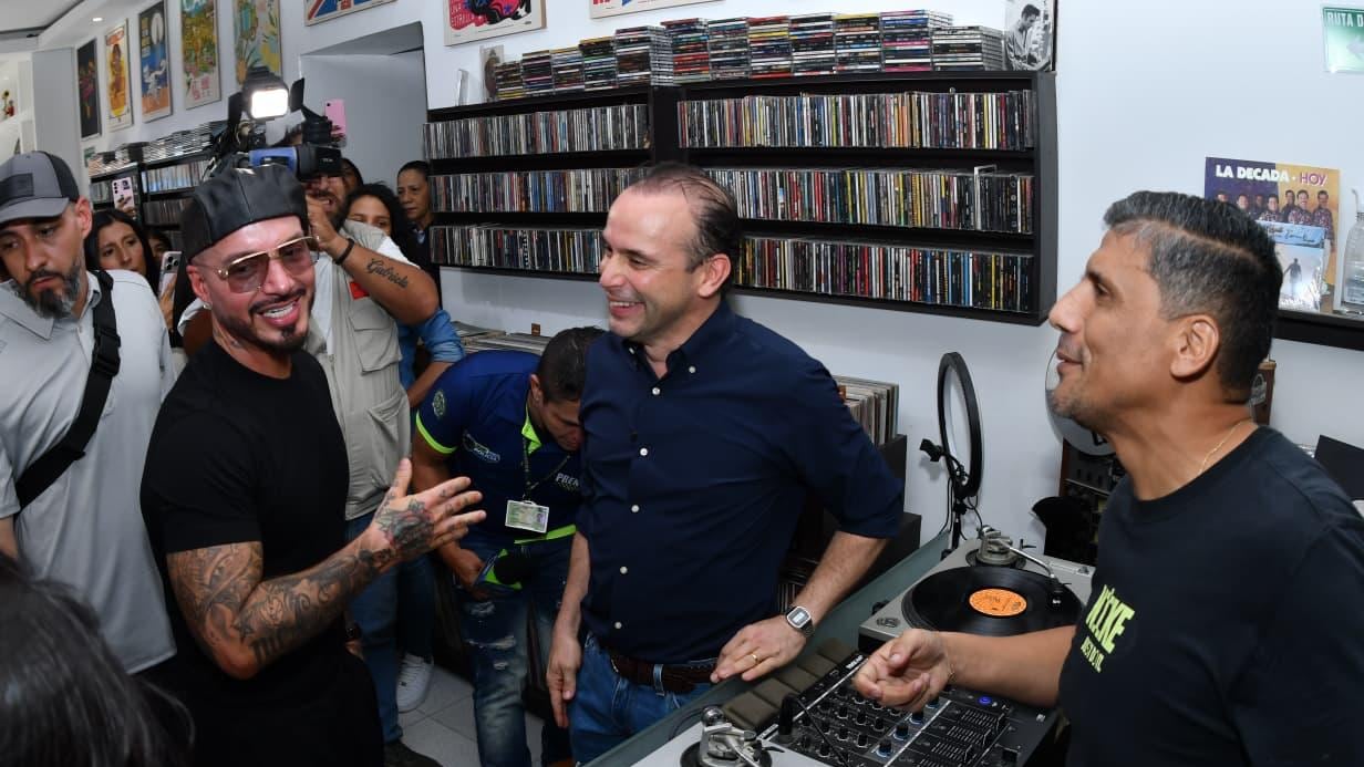 Foto de J Balvin y el alcalde Eder, expectativa por J Balvin en Cali crece, pero desmienten presentación gratuita que circula en redes.