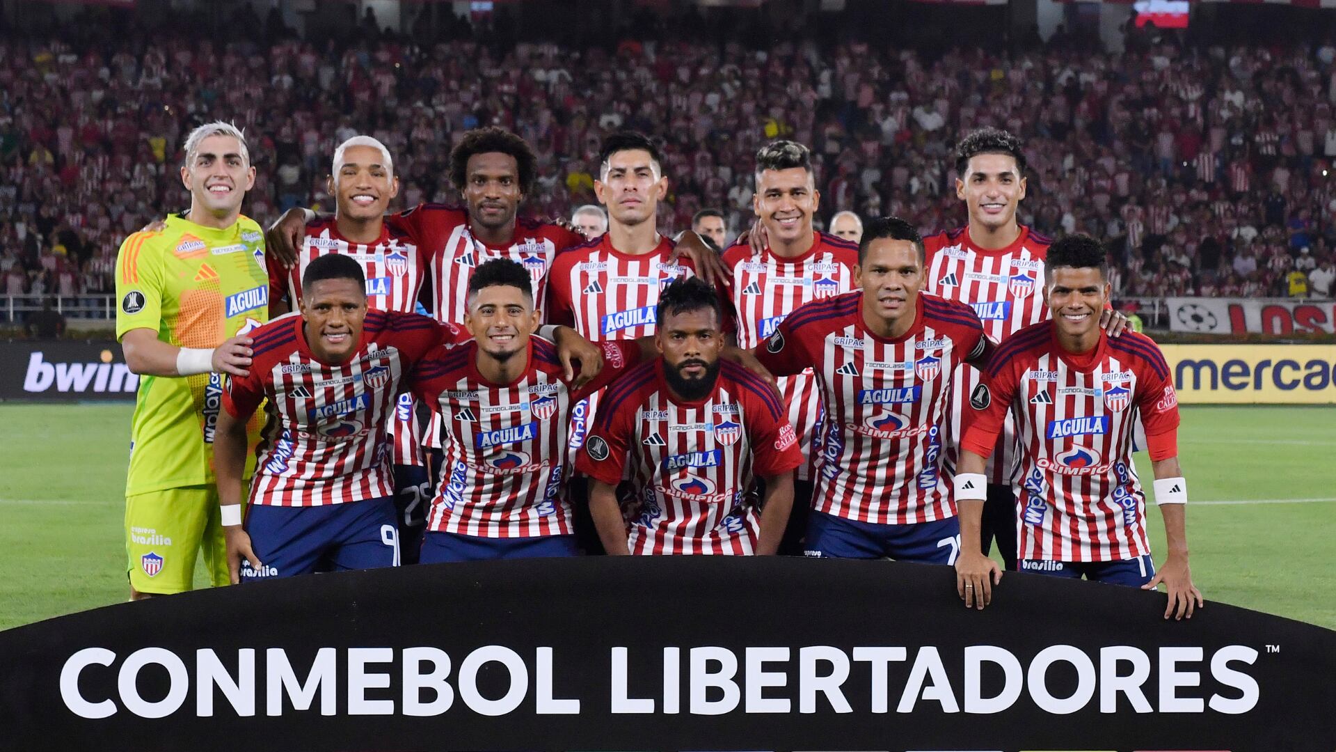 HIncha del Junior estaba jugando en el celular mientras veía la Libertadores en el estadio