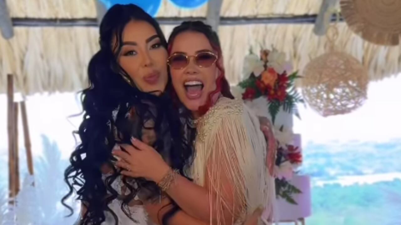 Marcela Reyes desde sus redes sociales junto con Manuela Gómez