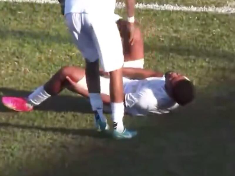 Jugador intentó celebrar como Cristiano Ronaldo y casi se parte la rodilla en el intento: Todo se vio en la transmisión