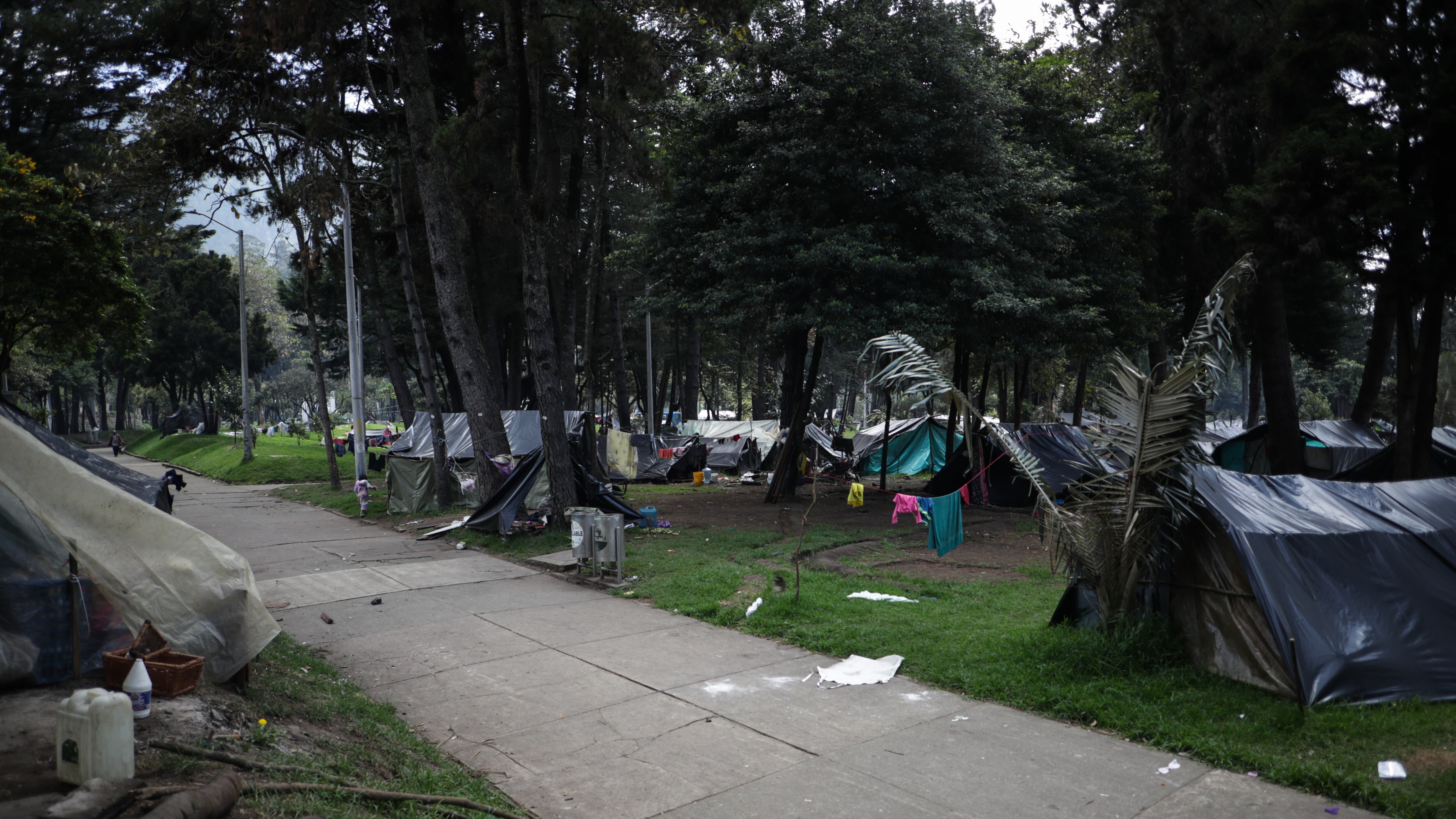 Indígenas Embera, provenientes del Chocó, acampan en el Parque Nacional de Bogotá