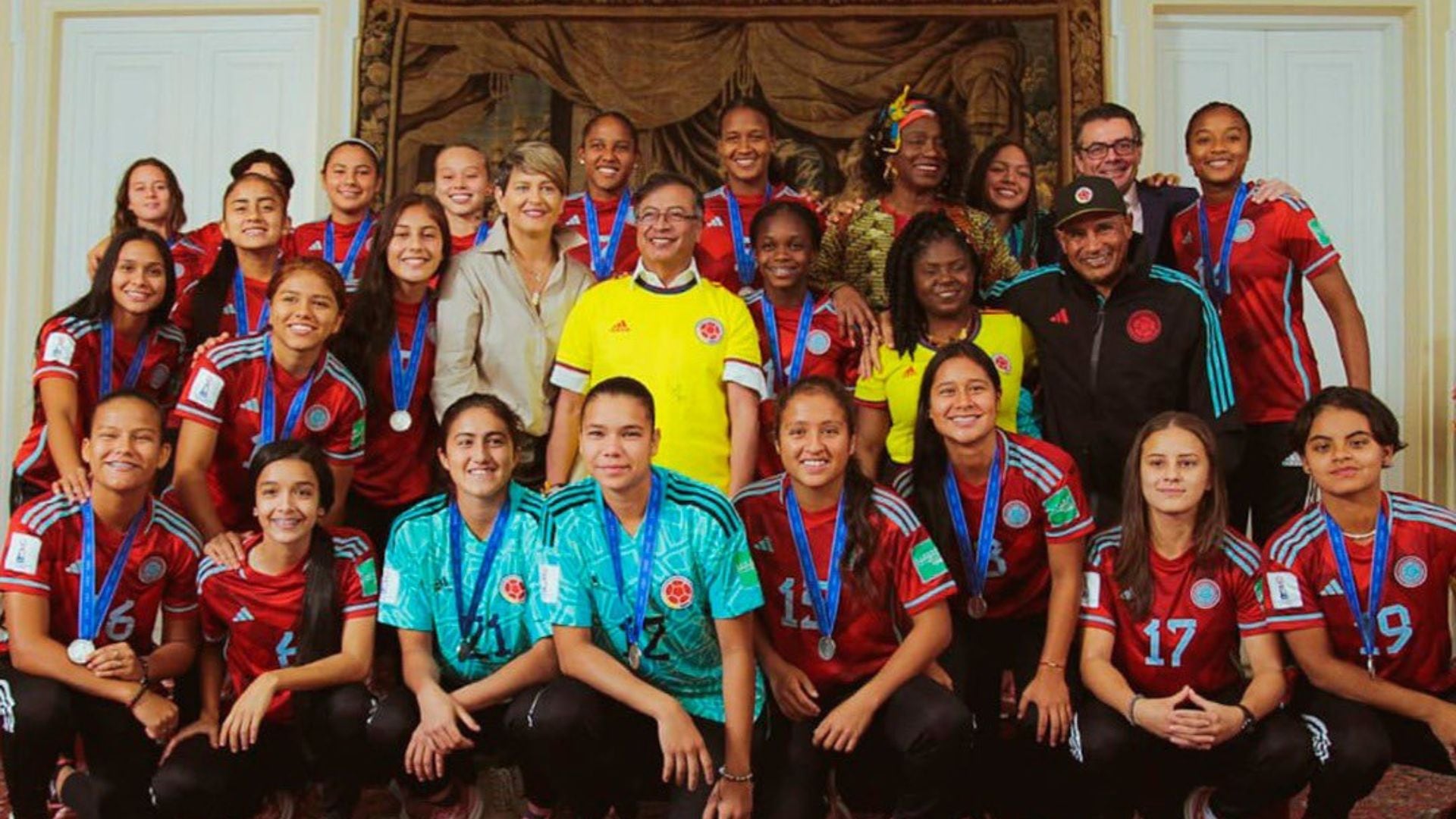 Subcampeonas del mundo recibieron premios del Gobierno.