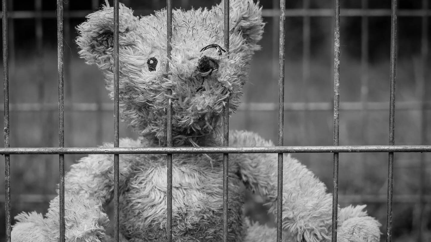 Una pesadilla: hijo adoptivo es obligado a vivir 5 años encerrado en jaula