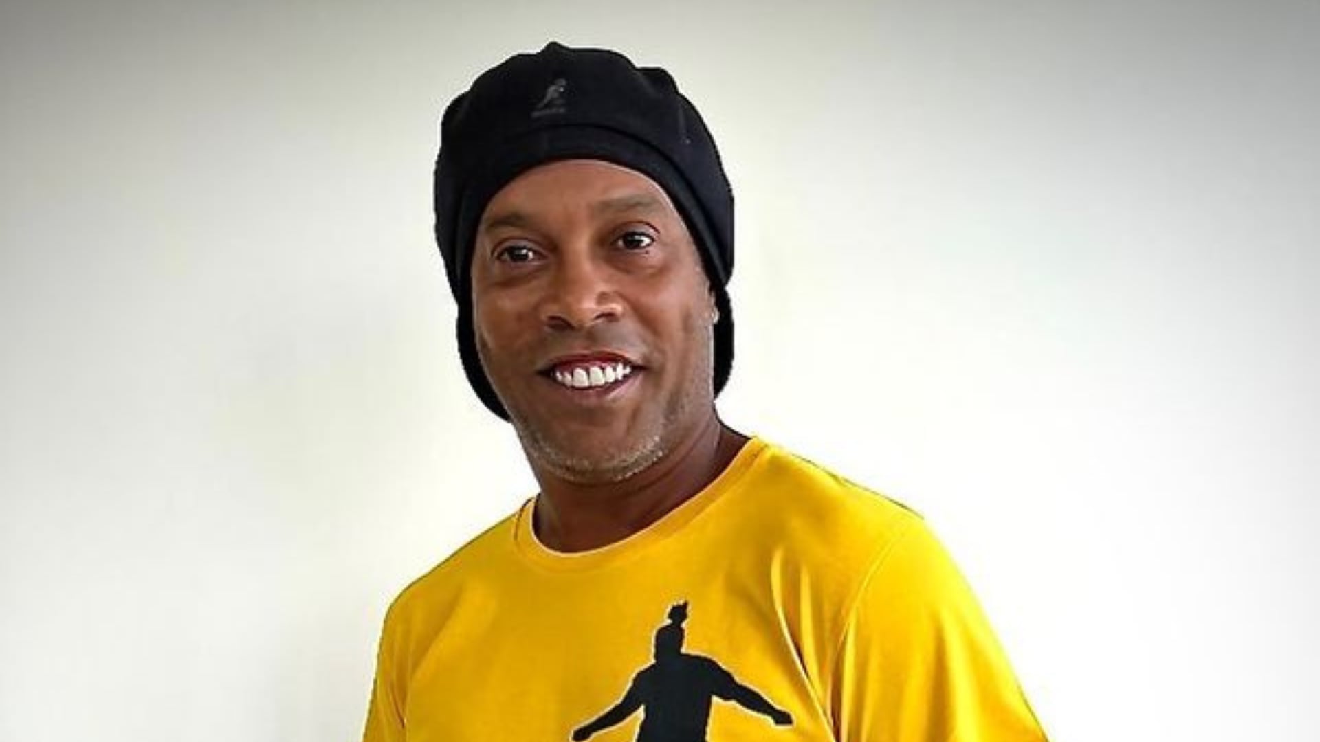 Ronaldinho está buscando colombianos para jugar